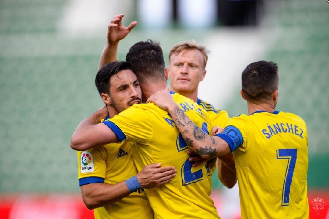 Los jugadores del Cádiz celebran el tanto de Álvaro Giménez