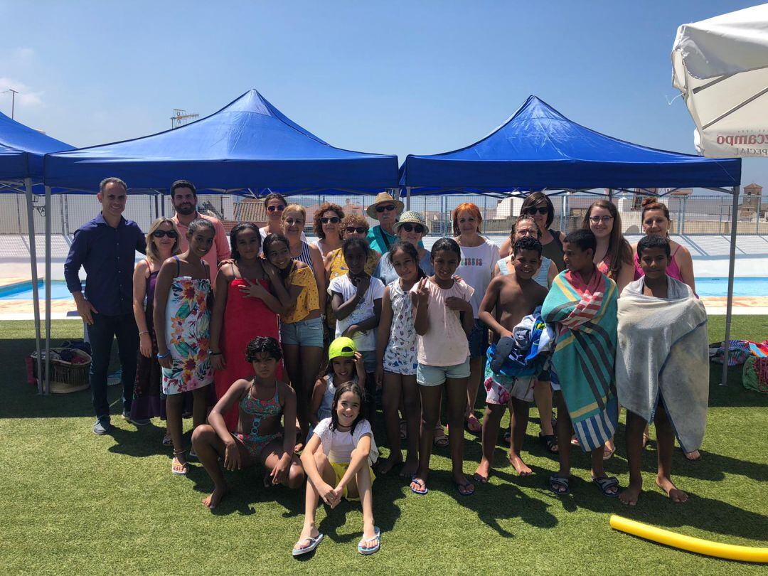 Niños saharauis disfrutando de un baño en la piscina municipal de Salobreña