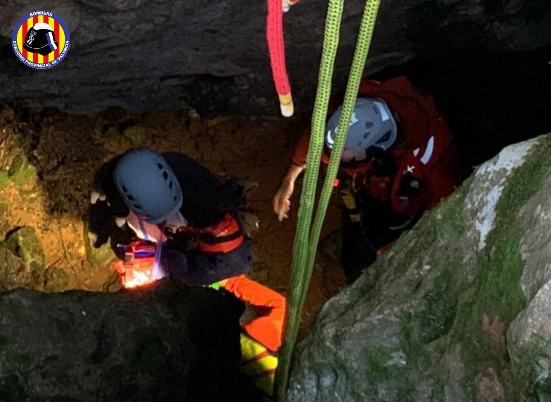 Bomberos atienden al hombre herido en el interior de una cueva en Barx.