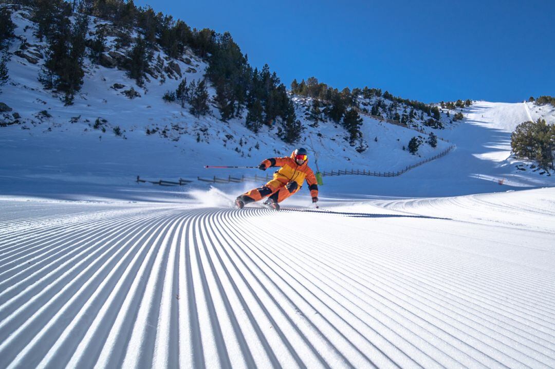 Un esquiador a les pistes de Grandvalira.