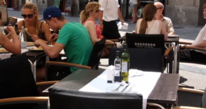 Un grup de turistes dina a la terrassa d'un restaurant de Barcelona