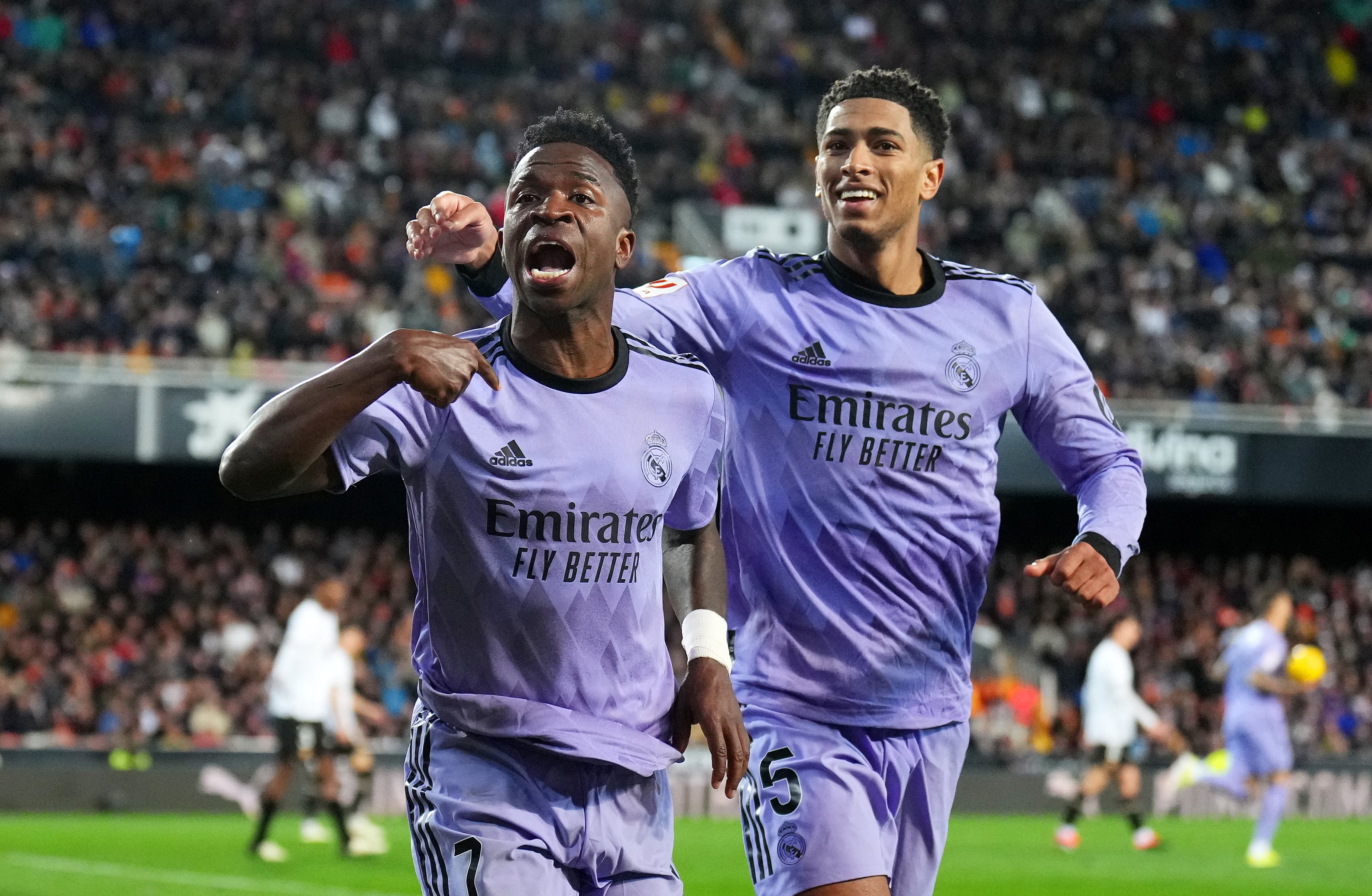 Vinicius celebra junto a Bellingham su segundo tanto en Mestalla. (Photo by Aitor Alcalde/Getty Images)