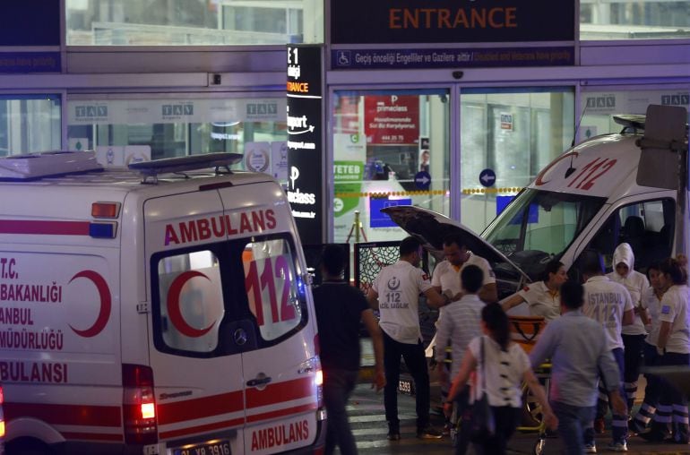 Varias ambulancias atienden a los heridos en el aeropuerto de Ataturk