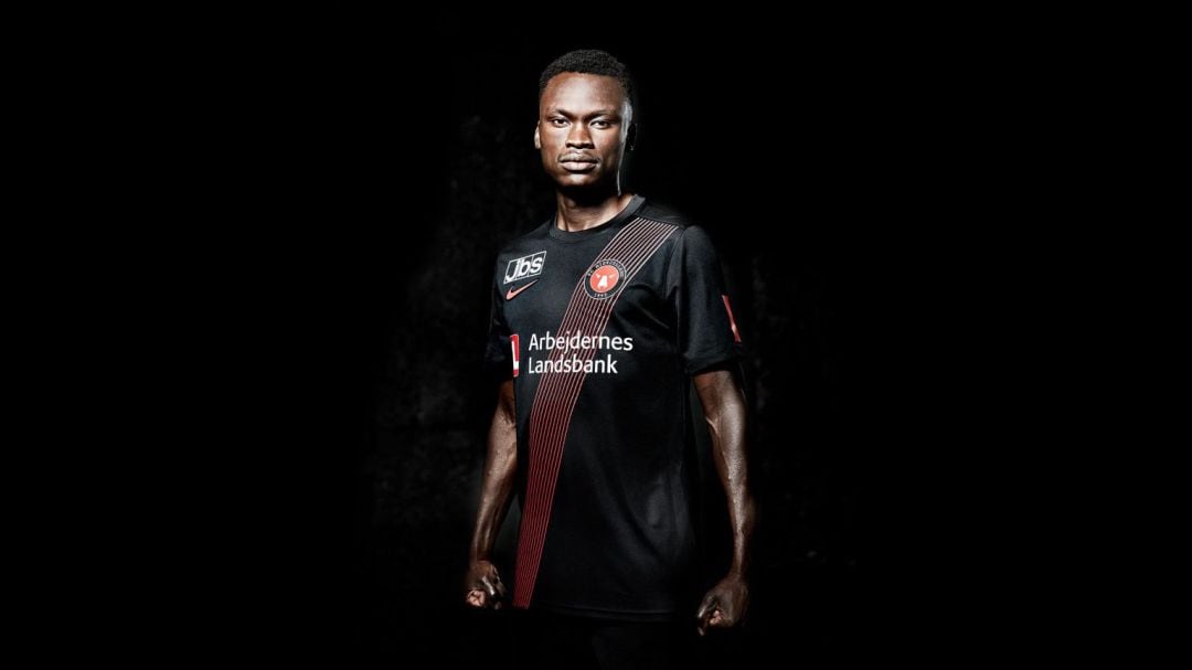 Pione Sisto posa con la camiseta de su nuevo equipo