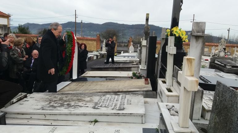 El alcalde de Oviedo, Wenceslao López, se dispone a depositar una corona de claveles en la tumba de Ángel González en el Cementerio de El Salvador.