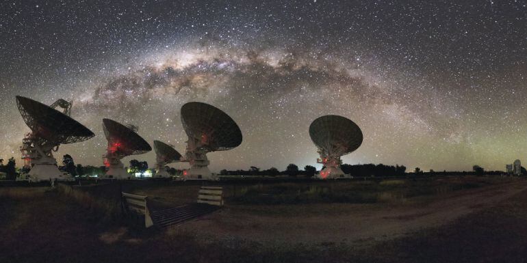 Fotografía facilitada por CSIRO, de una vista general del complejo de telescopios COMPACT ARRAY de CSIRO a la luz de la Vía Láctea. 