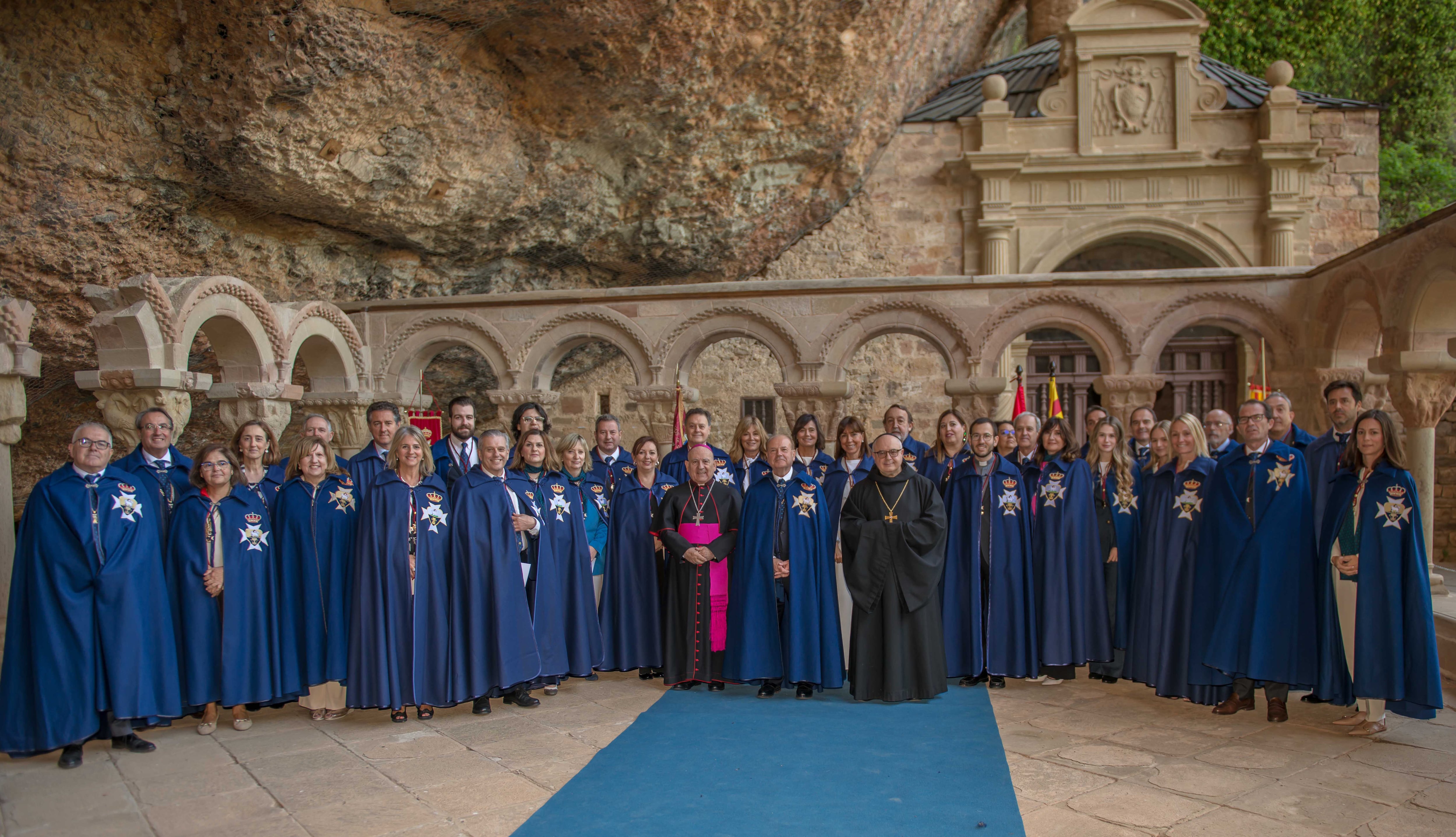 Las Damas y Caballeros de la Hermandad, en el Claustro del Monasterio Viejo de San Juan de la Peña