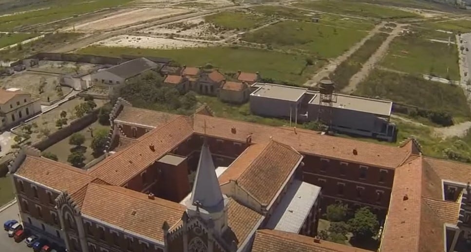 Vista aérea del Hospital de los Marqueses con el &quot;Hospitalillo&quot; al fondo.