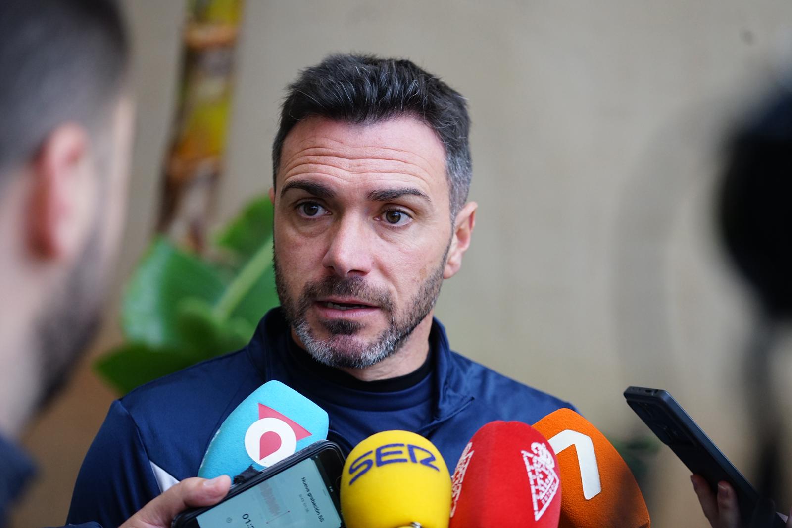 Adrián Colunga, técnico del Real Murcia, durante un canutazo ante los medios de comunicación.
