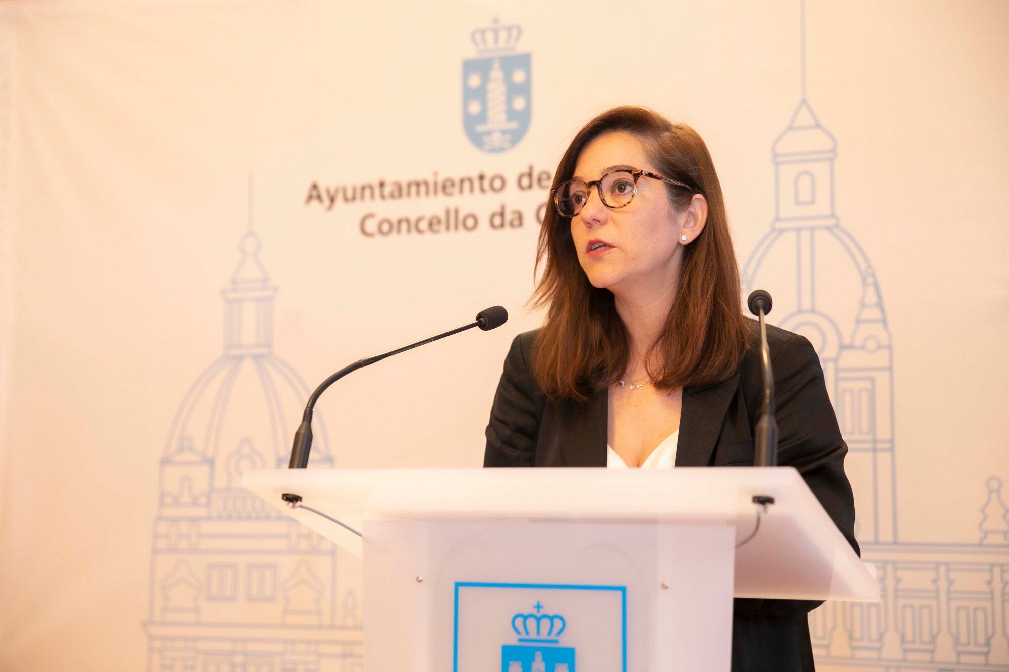 La alcaldesa de A Coruña, Inés Rey, ha anunciado este viernes en rueda de prensa que van a comenzar los trabajos de renovación &quot;completa&quot; del alumbrado público en los barrios de la ciudad