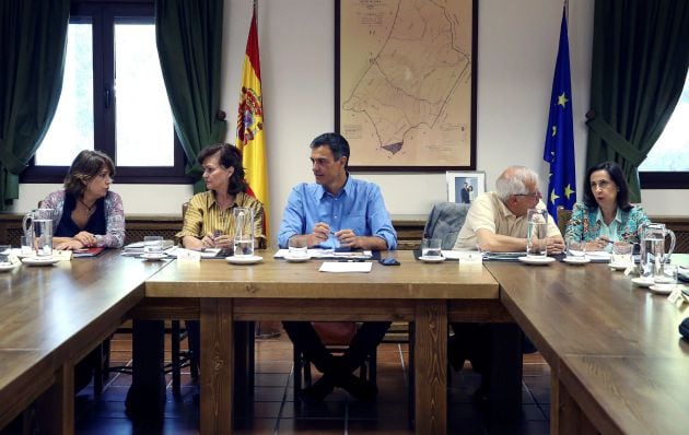 Fotografía facilitada por Presidencia del Gobierno, del presidente del Gobierno, Pedro Sánchez, junto a sus ministros