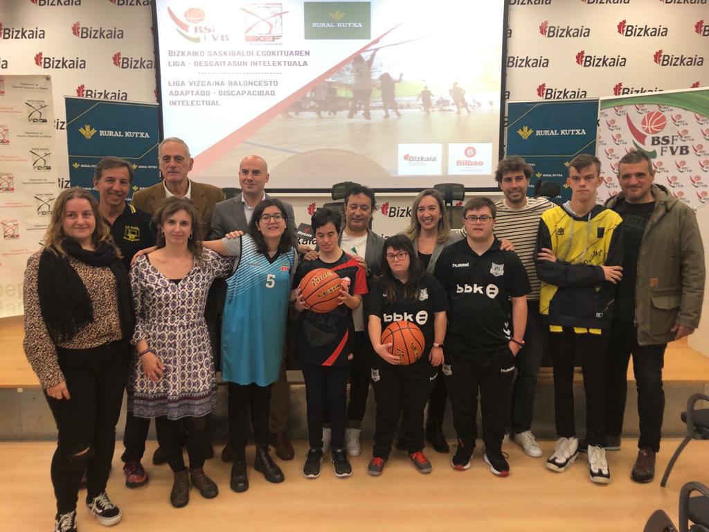 Organizadores, jugadores, sponsors, presentan la primera liga de baloncesto para personas con discapacidad intelectual