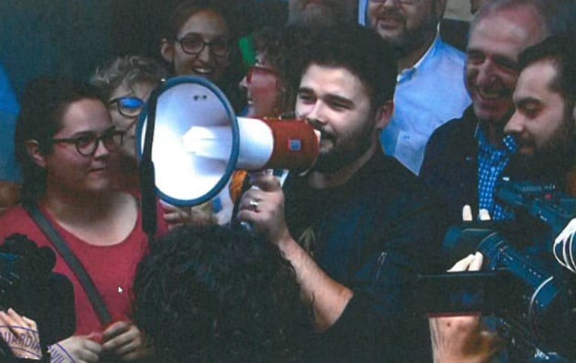 Rufián animando a la multitud