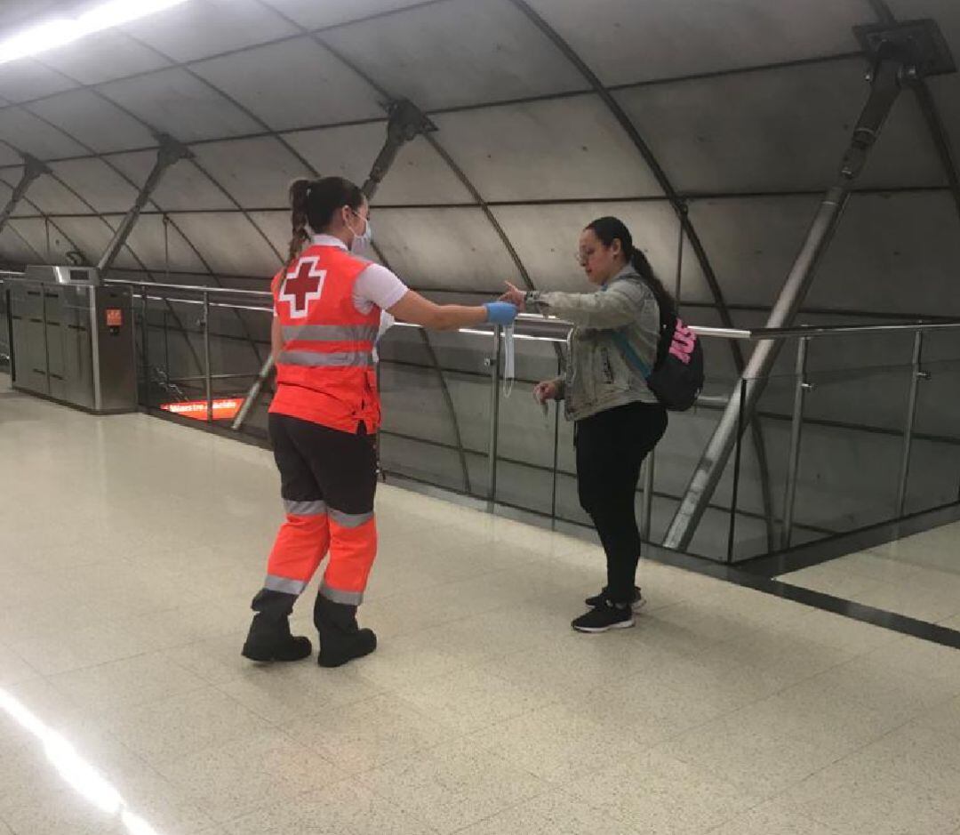 Reparto de mascarillas en el metro de BIlbao