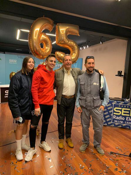 Tomás Candela con tres de sus cuatro hijos