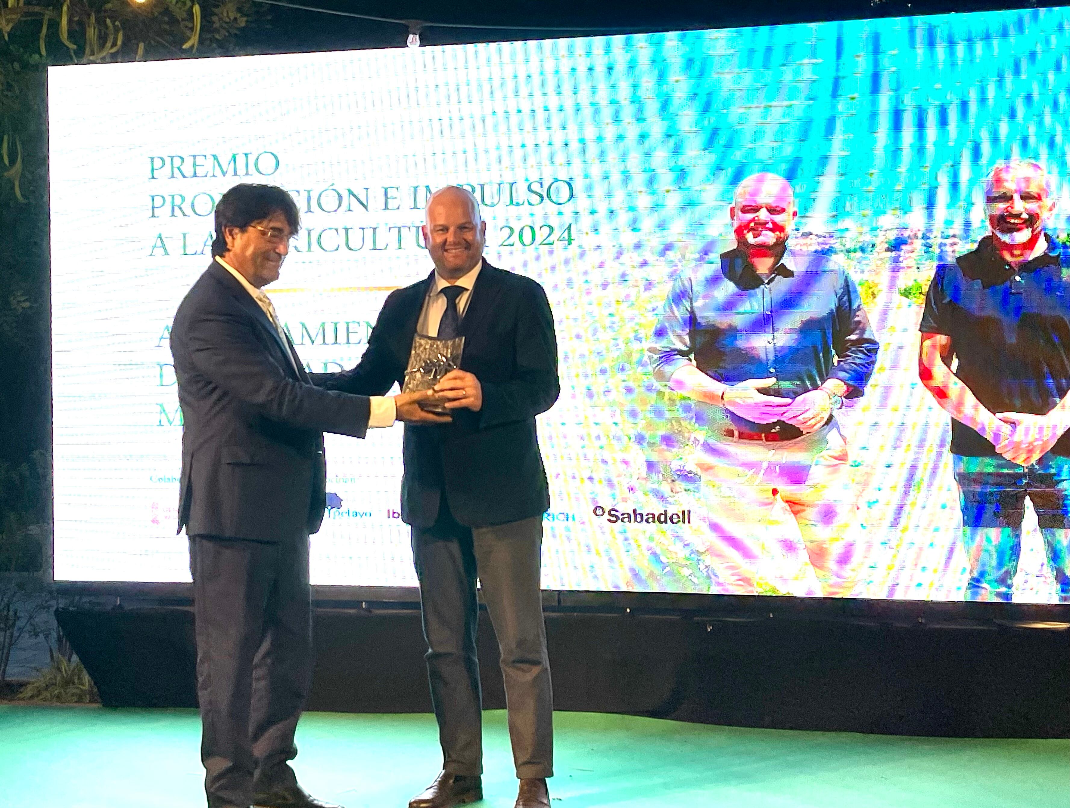 El presidente de Asaja, José Vicente Andreu entrega el premio al alcalde de Teulada Moraira Raúl Llobell