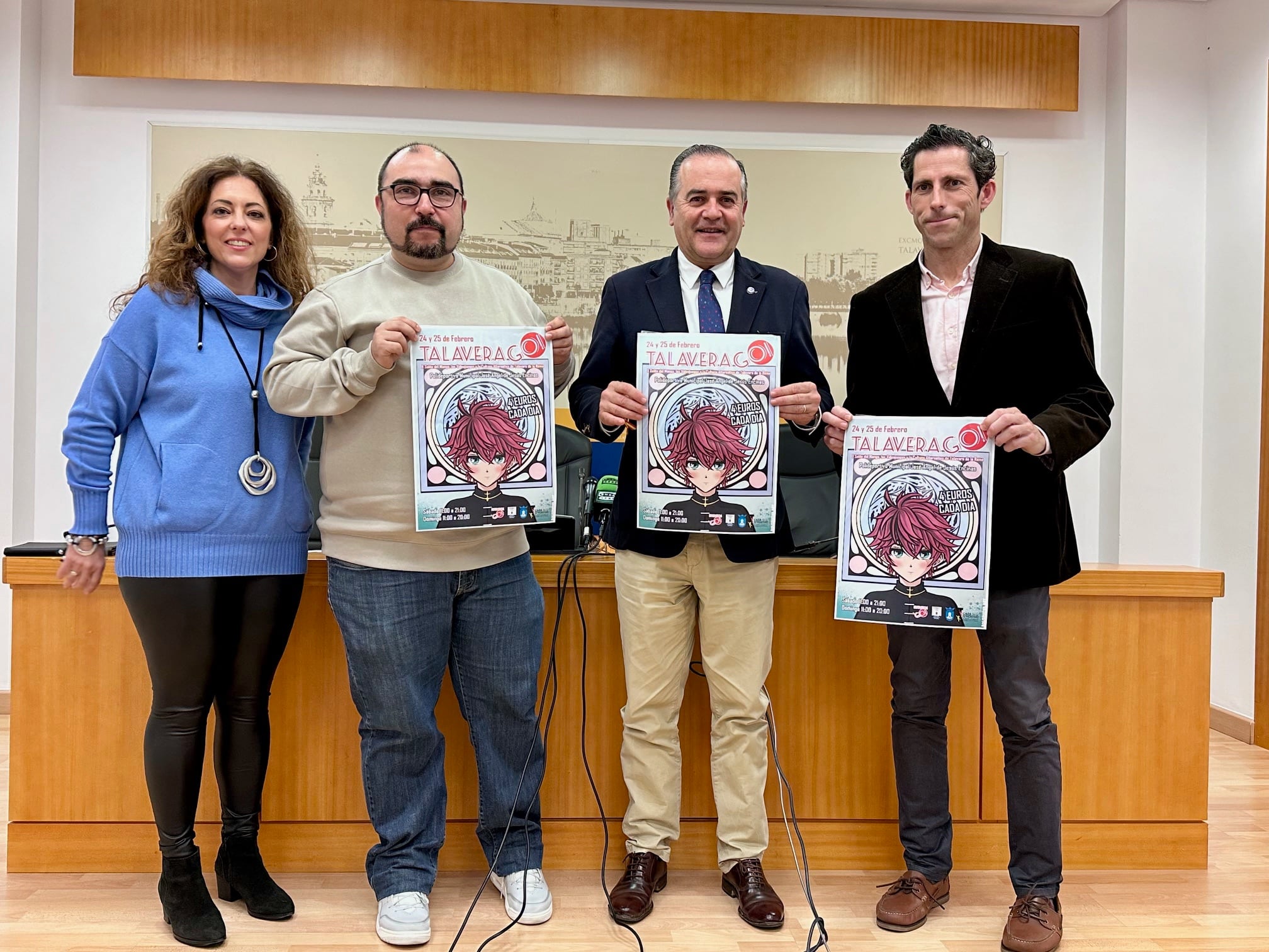 De izquierda a derecha: organizadores del Salón del Manga, junto al alcalde, José Julián Gregorio y el concejal de Juventud, Antonio Núñez, muestran el cartel del Salón del Manga 2024 en Talavera de la Reina.