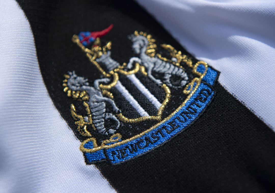 La camiseta y el escudo del Newcastle United.