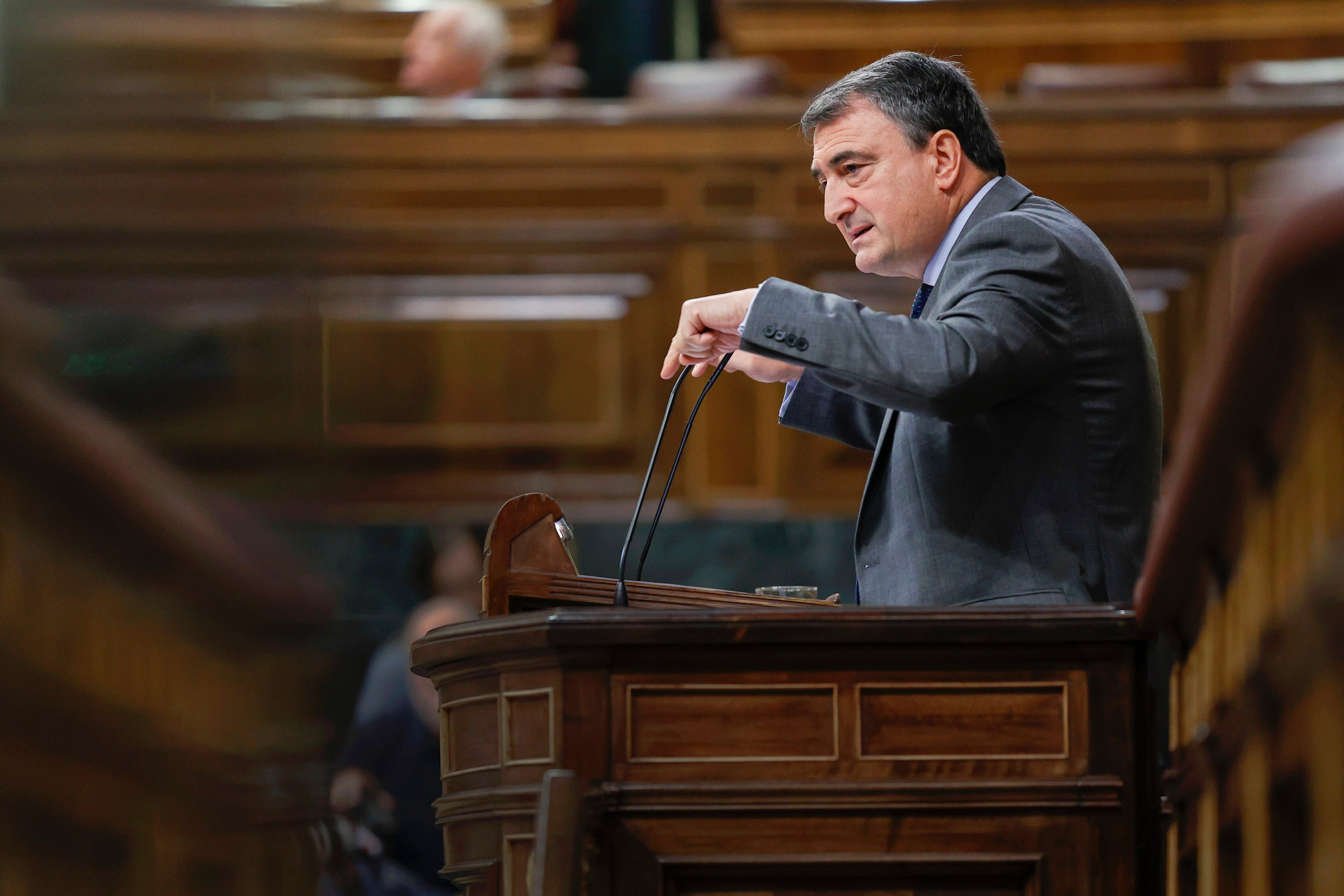 El portavoz de del PNV, Aitor Esteban, durante su intervención en la segunda jornada del debate del estado de la nación, este miércoles en Madrid. EFE/Chema Moya