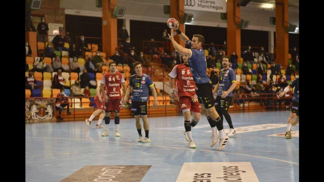 Andrew Donlin intenta un lanzamiento a puerta ante el Cuenca 