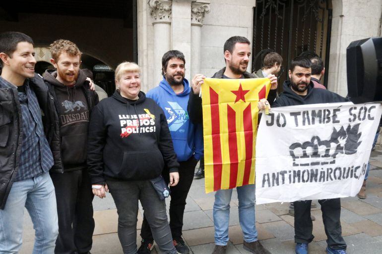 Algunos de los encausados por quemar fotos del rey tras la sentencia de Estrasburgo