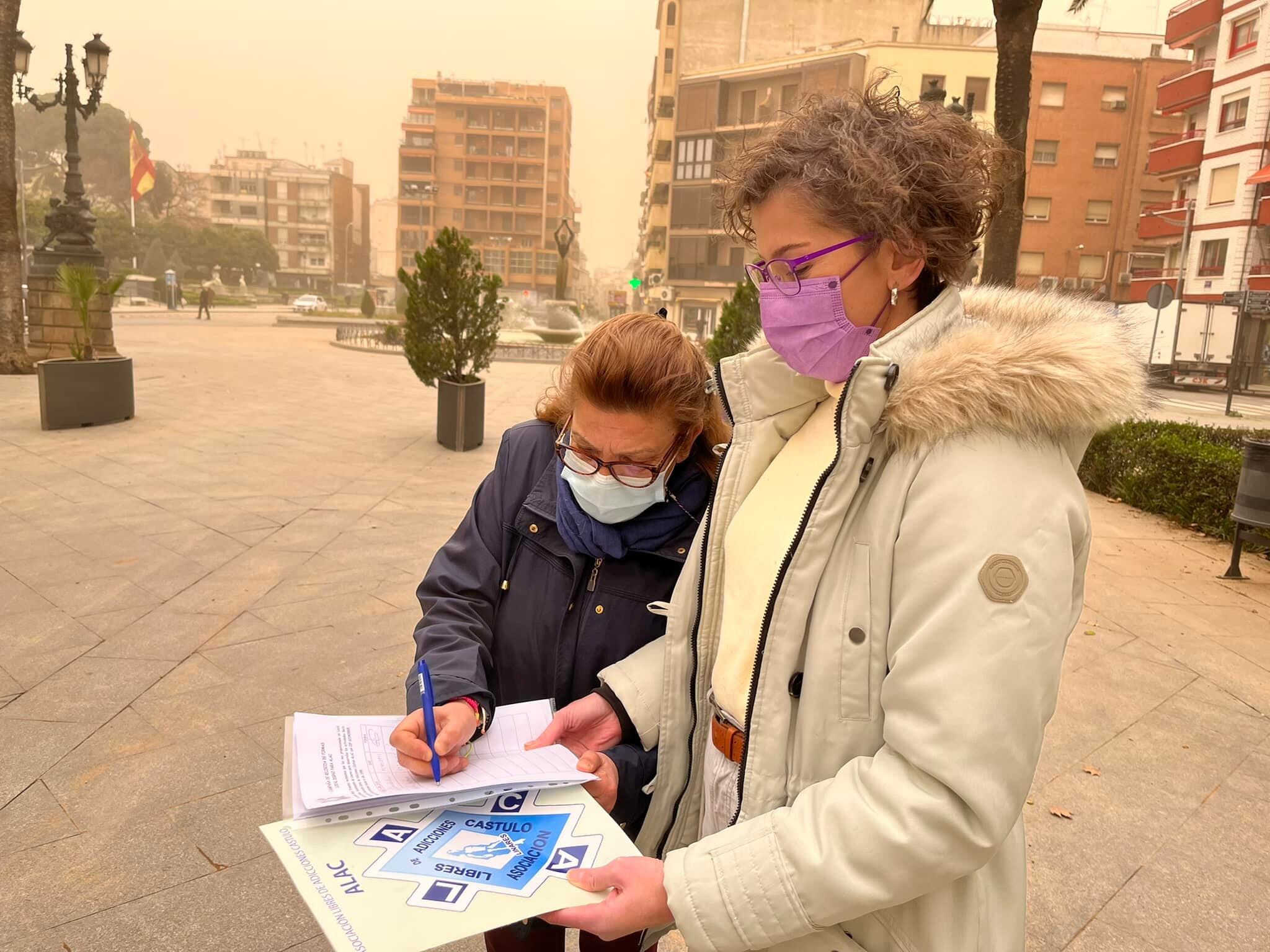 Miembros de ALAC recogen firmas en el Paseo de Linarejos.