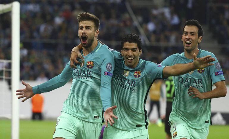 Piqué. Suárez y Busquets celebran el gol del central.