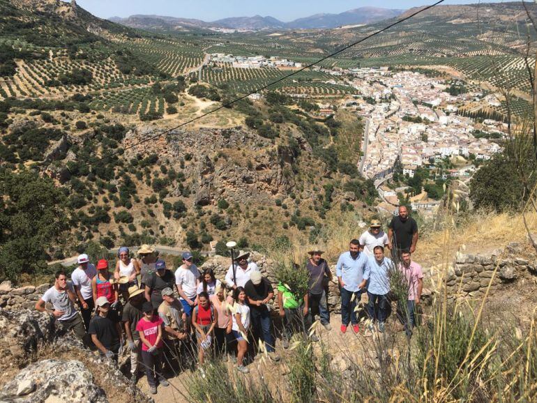 Participantes en el campo de trabajo "Memoria del Río Caicena" en Almedinilla 