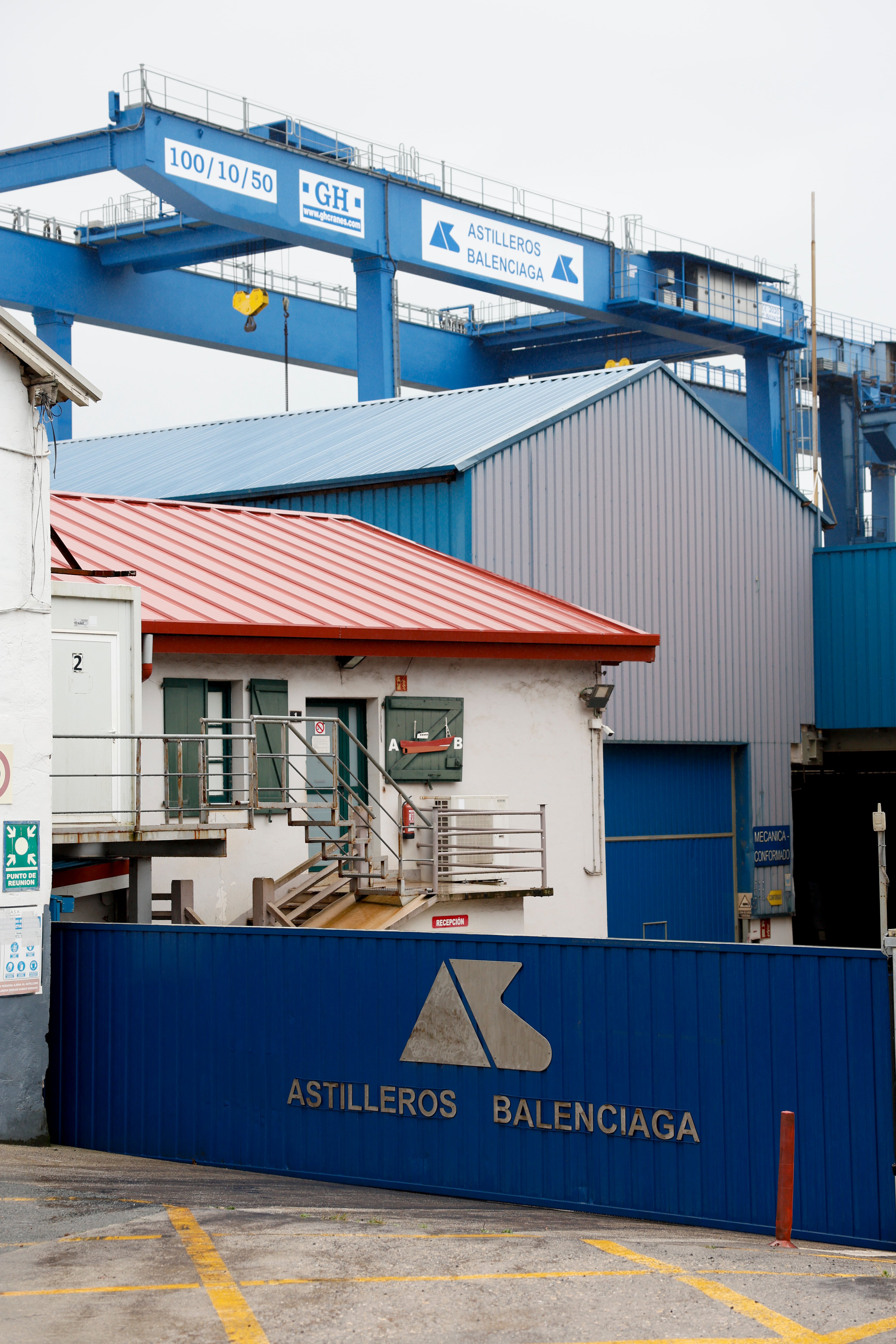 GRAFCAV7869. ZUMAIA (GIPUZKOA) (ESPAÑA), 19/12/2025.- La plantilla de Astilleros Balenciaga ha aceptado este viernes finalmente las condiciones laborales ofrecidas por el grupo árabe Abu Dhabi Ports con lo que se supera el principal escollo para cerrar la compra venta y salvar la histórica firma con sede en Zumaia (Gipuzkoa). EFE/Juan Herrero.