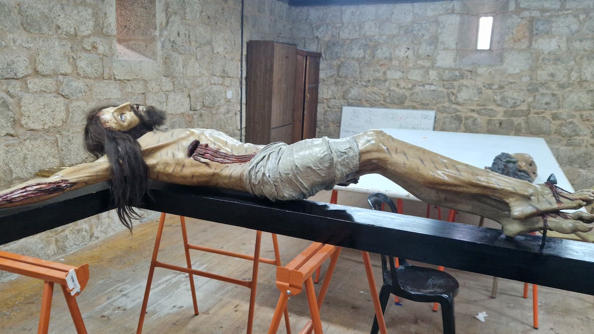 La Hermandad del Cristo de la Misericordia restaura su talla del siglo XVI en Palencia