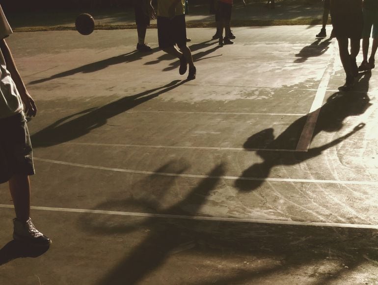 Niños jugando al baloncesto