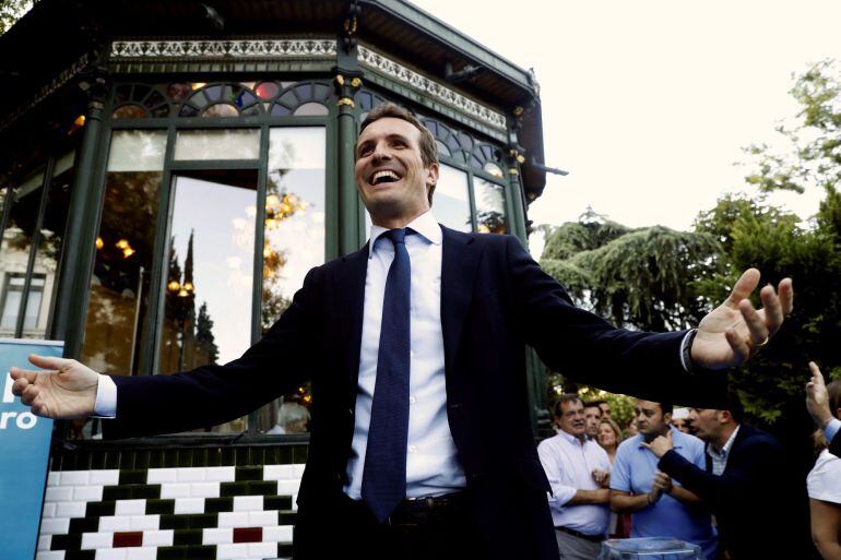 El candidato a liderar al PP, Pablo Casado, atiende a los medios de comunicación durante el acto de fin de campaña que ha celebrado hoy en el paseo de Recoletos, en Madrid