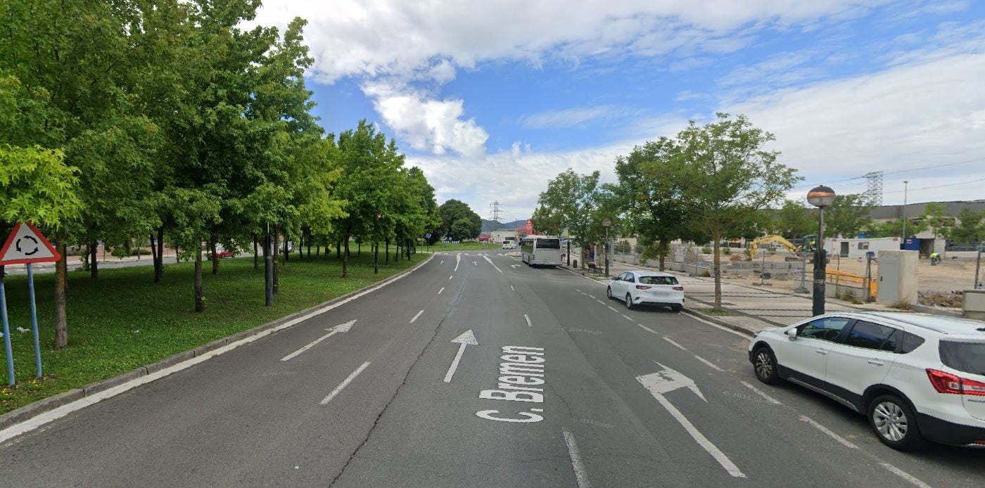 Los tres carriles de la calle Bremen, hacia Oceáno Pacífico, en Vitoria