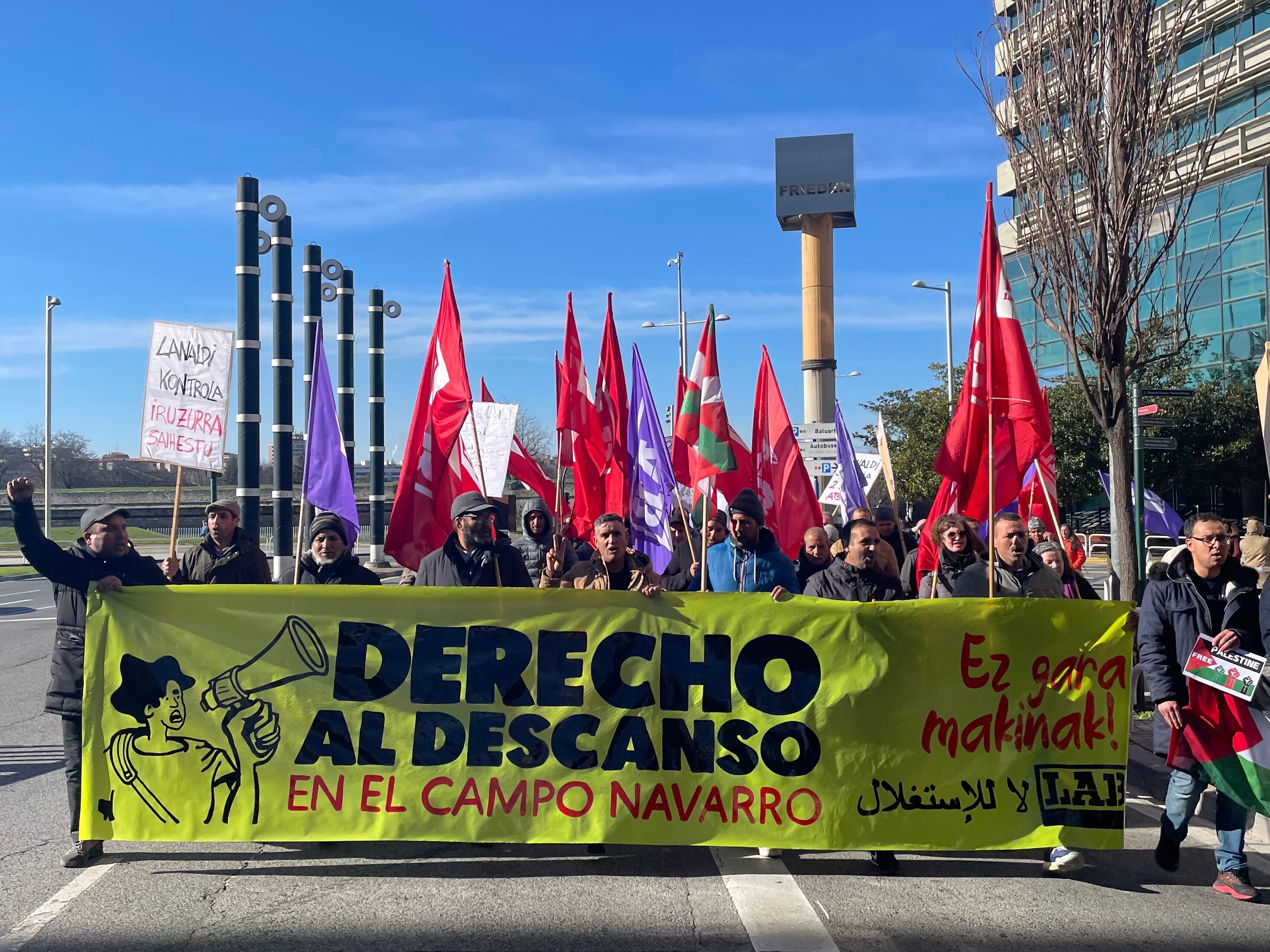 Manifestación de trabajadores del campo en Pamplona bajo el lema &#039;No somos máquinas&#039;.