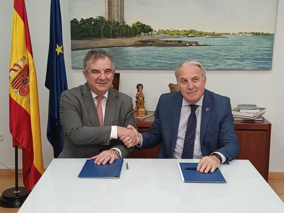 El consejero, Juan María Vázquez, firma el convenio de colaboración con el consejero ejecutivo del Consejo Rector de Cajamar, Bartolomé Viúdez