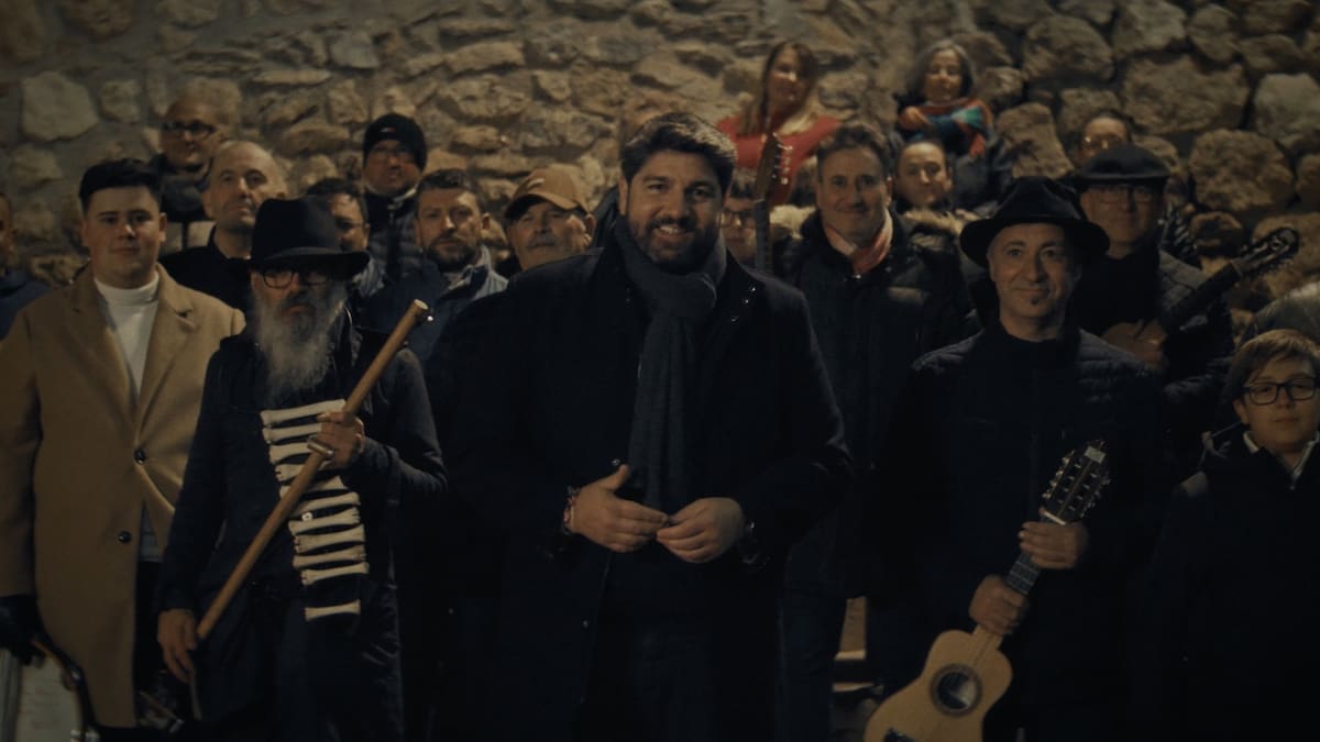 López Miras felicita la Navidad con un aguilando junto a la Cuadrilla de Aledo