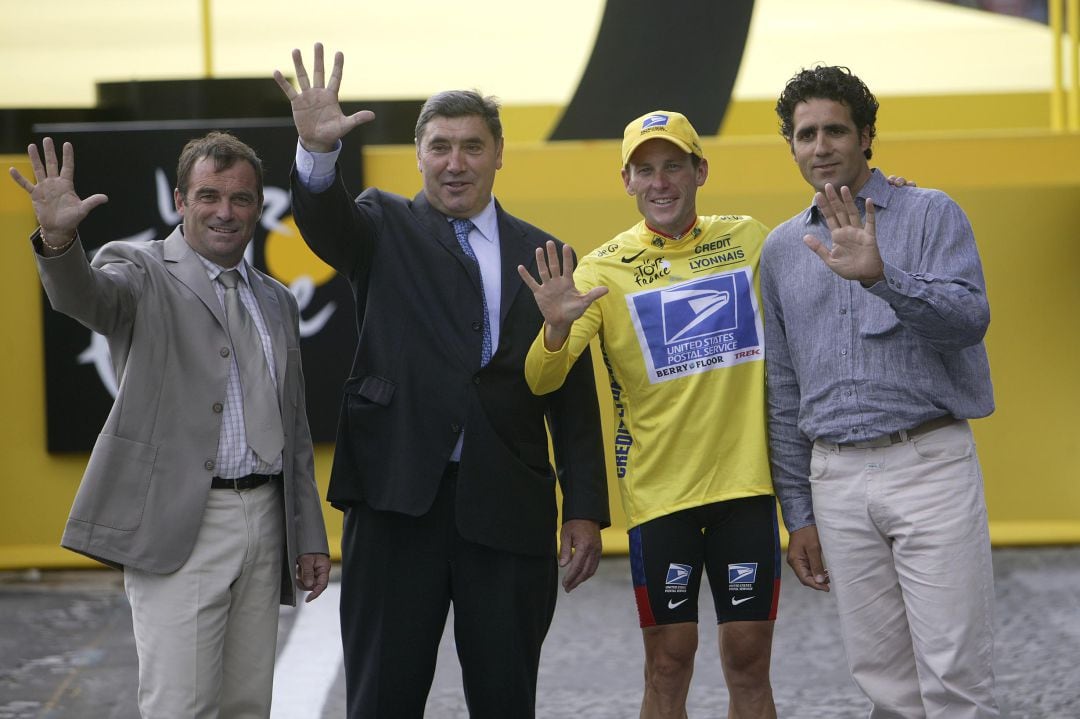 Bernard Hinault, Eddy Merckx, Lance Armstrong y Miguel Indurain, en una imagen tomada en el Tour en 2003.