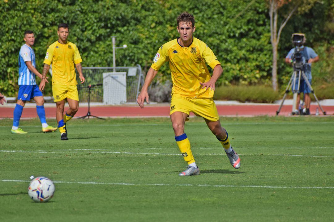 Jugador del Alcorcón frente al Málaga