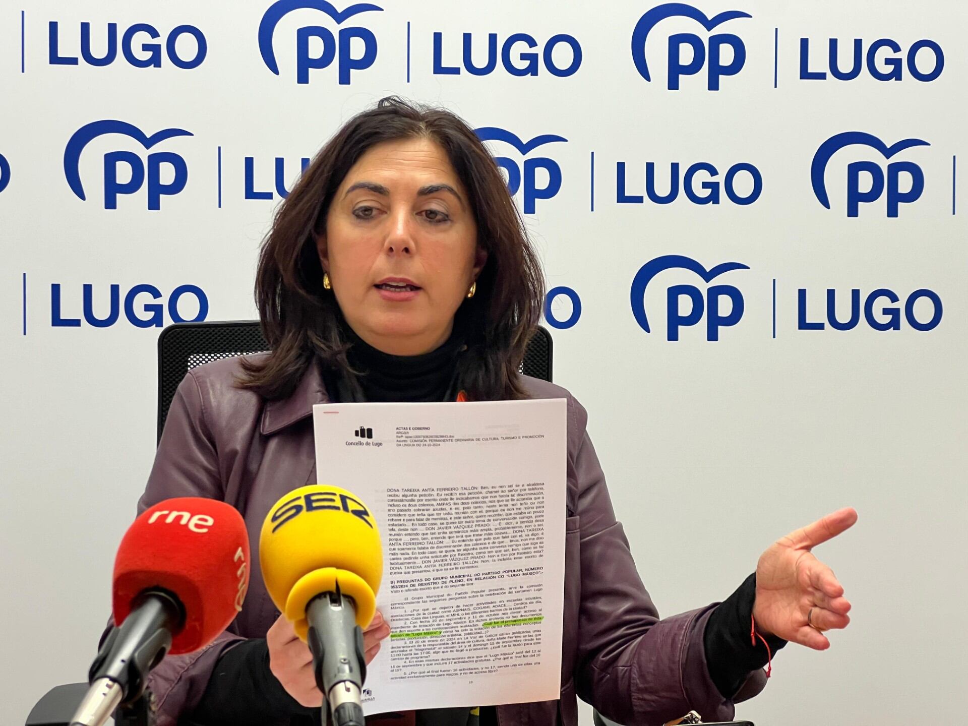 Elena Candia muestra uno de los documentos correspondiente con la tramitación de la factura.