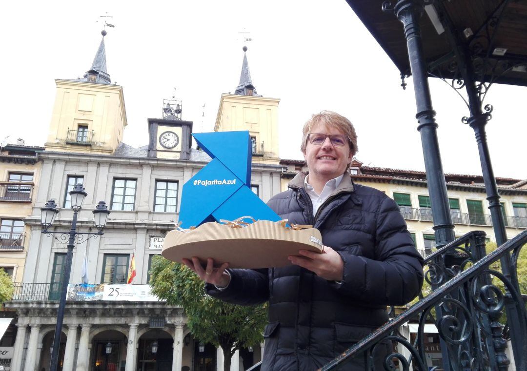 El concejal Jesús García posa con una de las pajaritas azules con las que ha sido galardonado el Ayuntamiento de la capital 