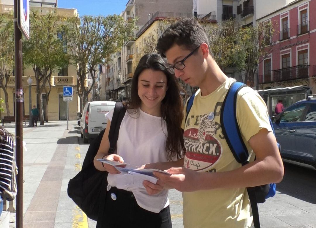 Alumnos observan una tarjeta en su búsqueda en Elche de lugares emblemáticos