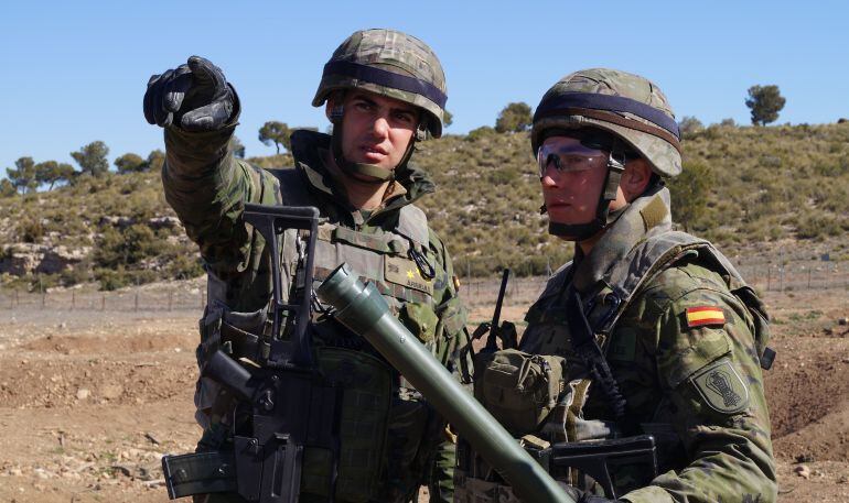 Dos militares conversan antes de un ejercicio