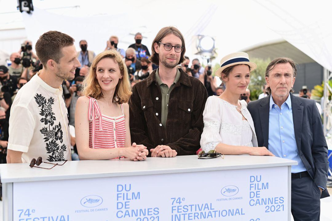 CANNES, FRANCE - JULY 12: (L to R) Anders Danielsen Lie, Director Mia Hansen-Love, Hampus Nordenson, Vicky Krieps and  Tim Roth attend the &quot;Bergman Island&quot; photocall during the 74th annual Cannes Film Festival on July 12, 2021 in Cannes, France