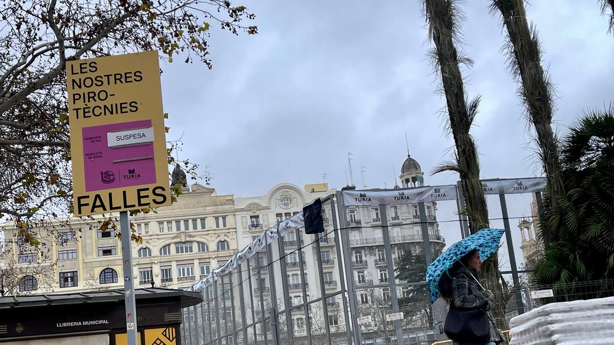 Pirotecnia Dragón propone un toldo en la jaula para evitar suspensiones por lluvia en las mascletás de València (04/03/2025)