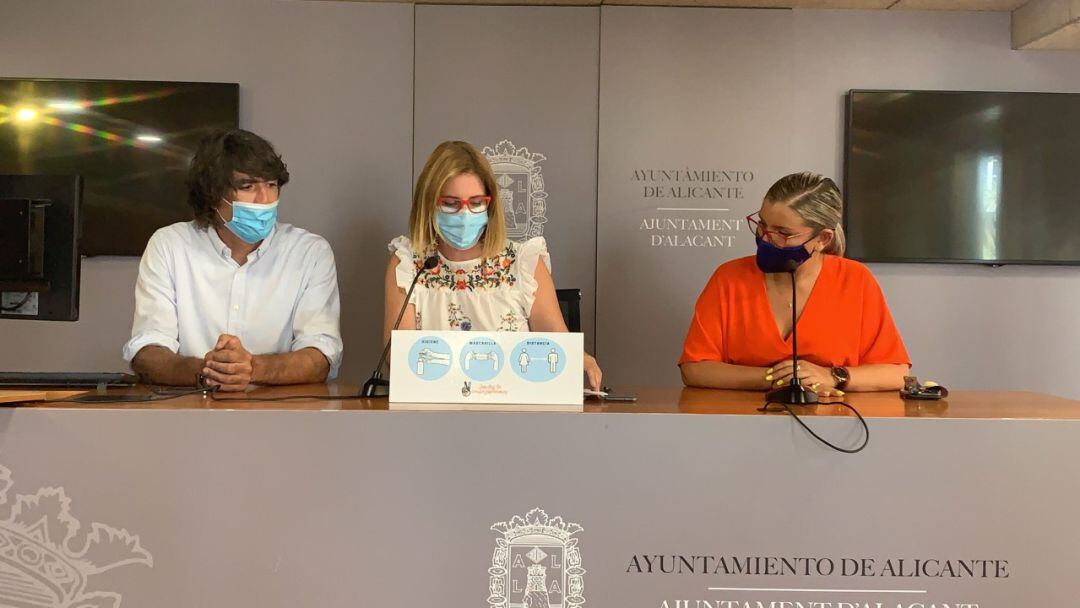 Javier Galdeano, presidente de ALROA (i), la concejal Mari Carmen de España (c) y la vicealcaldesa Mari Carmen Sánchez (d), en la rueda de prensa.