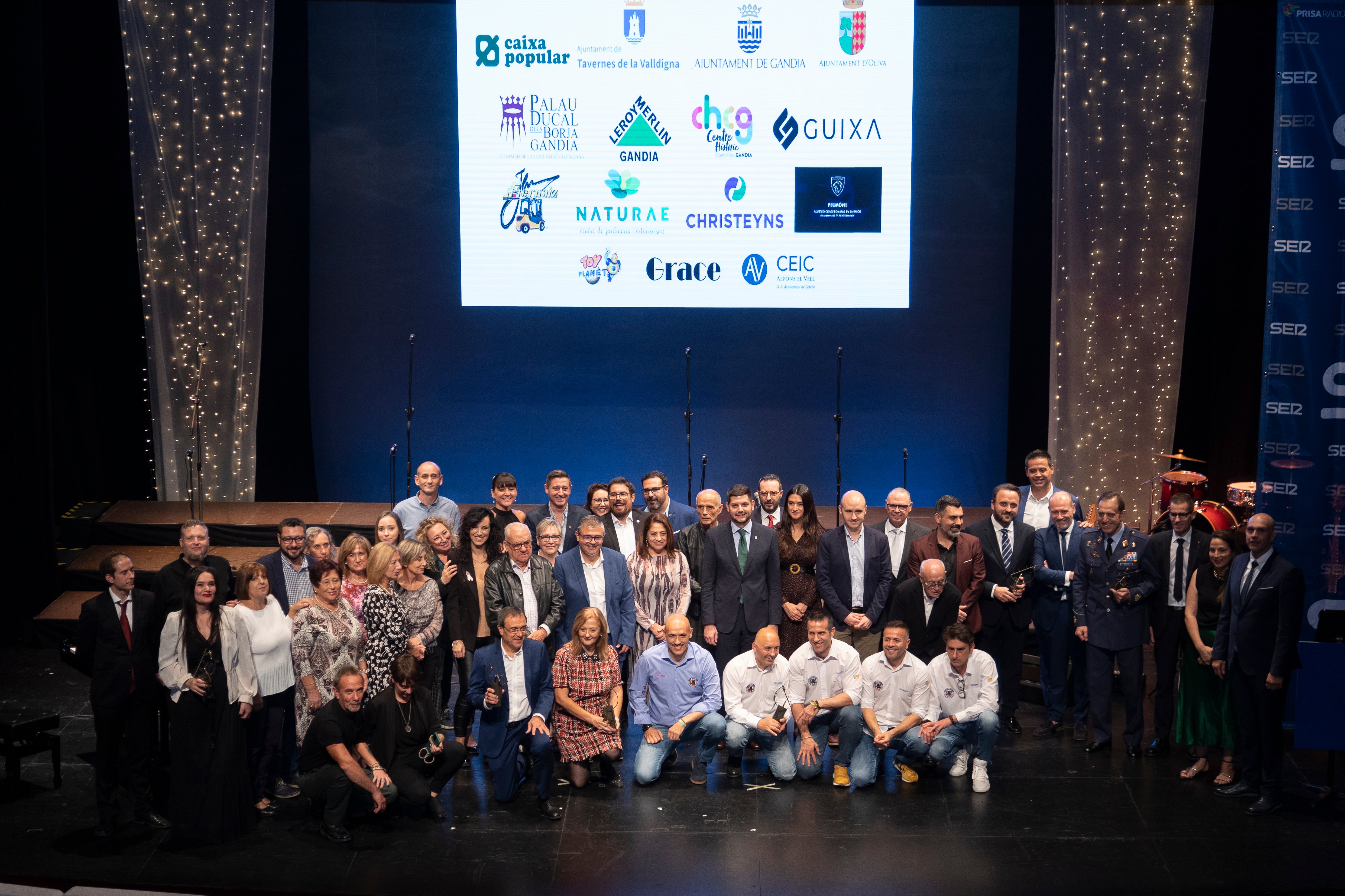 Foto de familia de los premiados, entidades y empresas patrocinadoras.