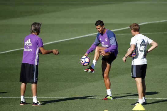 El delantero portugués del Real Madrid, Cristiano Ronaldo, y el defensa también portugués Fabio A. Silva Coentrao, durante el entrenamiento.