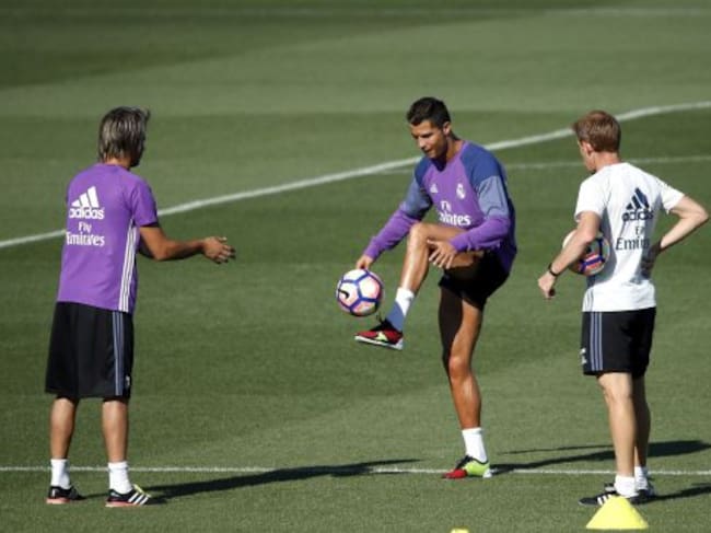 El delantero portugués del Real Madrid, Cristiano Ronaldo, y el defensa también portugués Fabio A. Silva Coentrao, durante el entrenamiento.