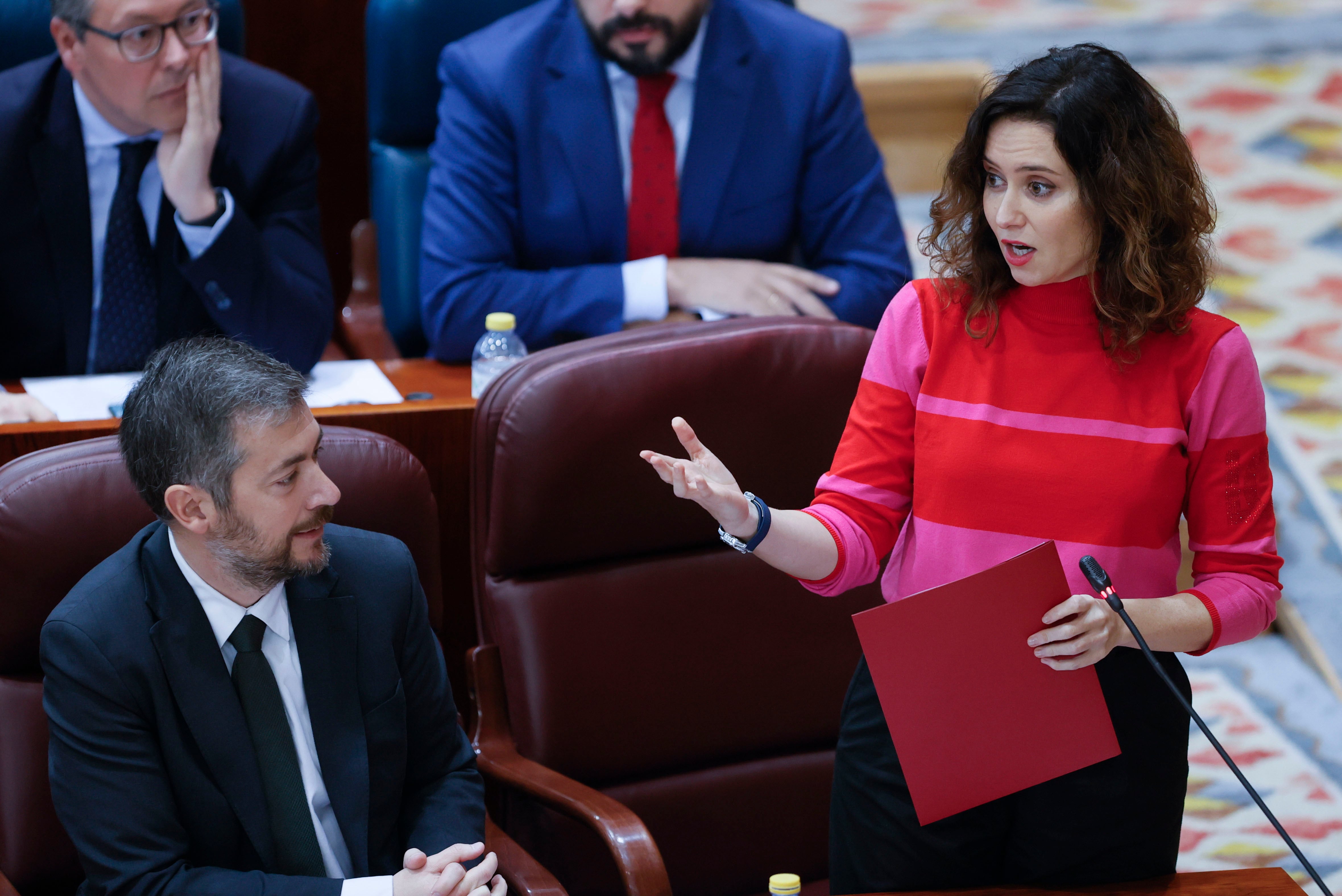 La presidenta de la Comunidad, Isabel Díaz Ayuso, responde a las preguntas de la oposición en la Asamblea de Madrid.