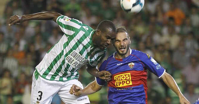 El defensa brasileño del Betis &quot;Paulao&quot; (i) disputa un balón de cabeza con Lombán, del Elche